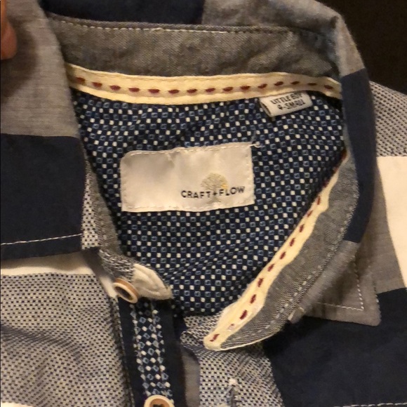 Size 4 Boys Button up - Picture 2 of 3